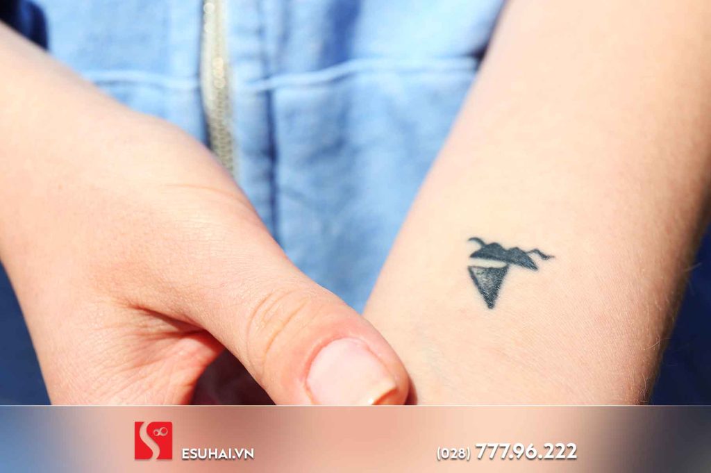 Có hình xăm cũng là một sự bất lợi, bạn hãy liên hệ công ty phái cử để hỏi rõ hơn